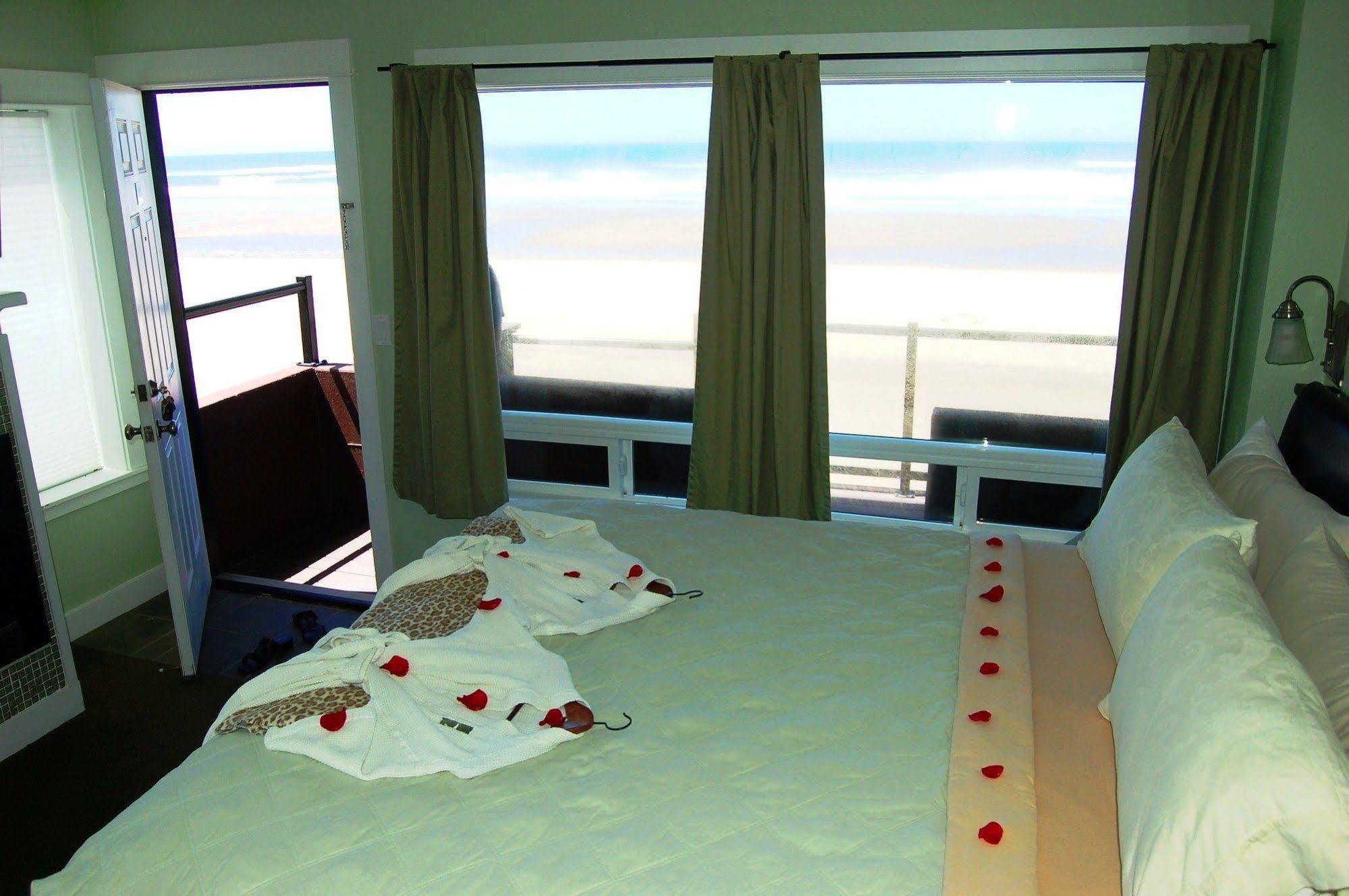 Beachfront Manor Hotel Lincoln City Exterior photo